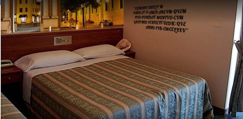 Hotel Acerboli Римини Екстериор снимка