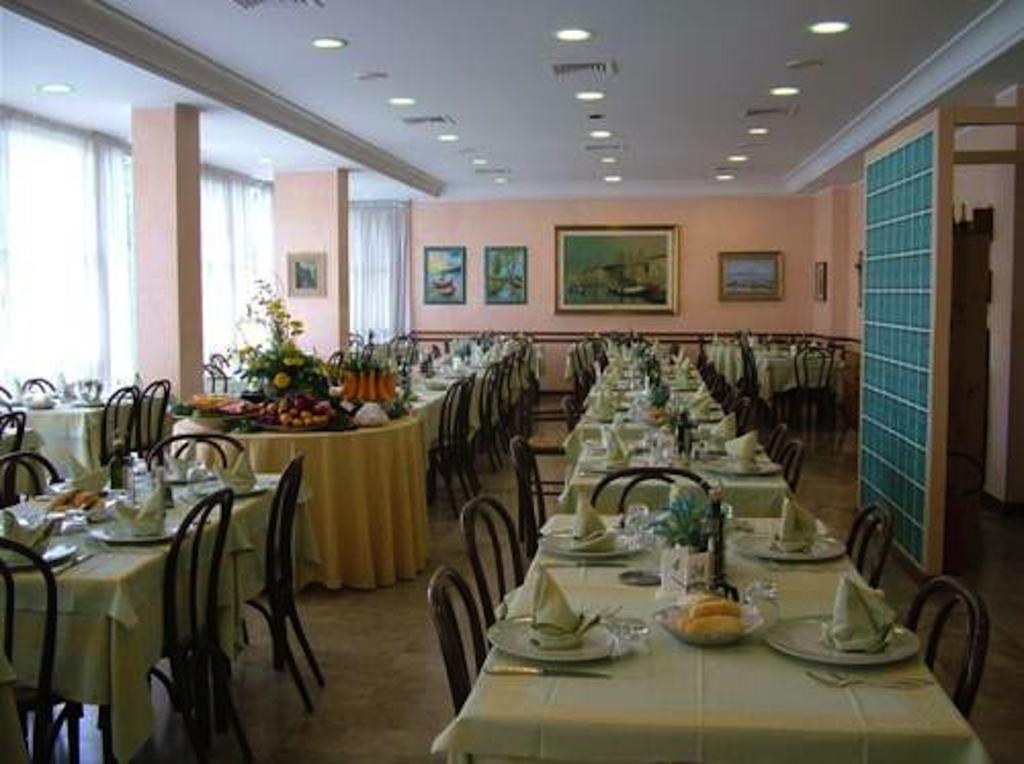 Hotel Acerboli Римини Екстериор снимка