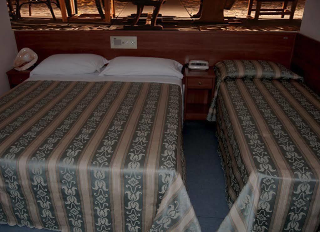 Hotel Acerboli Римини Екстериор снимка